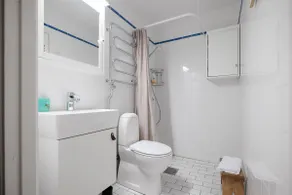 2BR in trendy neighbourhood - Image 5