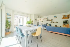 Family home, beach on foot - Image 4