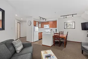 2BR Townhome with private hot tub and pool. GR 99 - Image 2