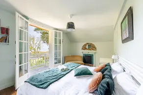 Sea view villa with direct access to the beach. - Image 3