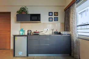 Modern 1 Bedroom Apartment Fully-furnished - Image 3