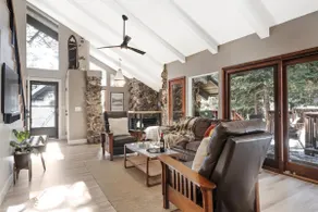 Special Rates! Beautiful Upgraded Home w/ Hot Tub - Image 2