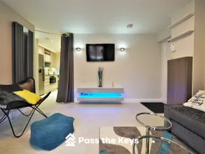 Contemporary Boutique 4 Sleeper Eton High Street - Pass the Keys - Image 4