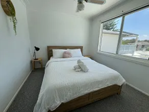 Suzie Q - Spacious 4BR home - 150m to beach - Pet Friendly - Image 3