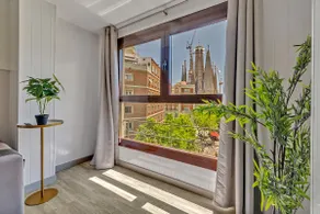 Sunny apartment with a view of Sagrada Familia/Shared terrace - Image 5