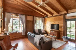 The Nook: Cozy Country Cottage w/ Fireplace - Image 2
