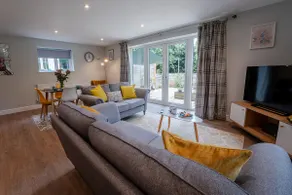 Stylish-Stays Covert Cottage, Fleet Stylish Cottage, Parking, Patio, Dog Friendly, EV - Image 2