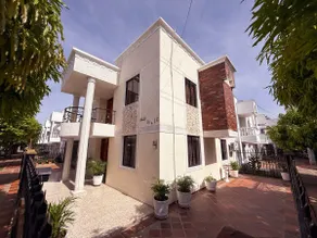 Incredible White House (Entire House) - Image 2