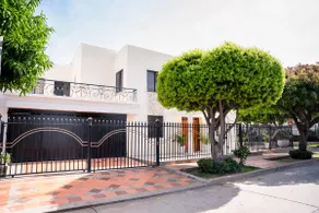 Incredible White House (Entire House) - Image 3