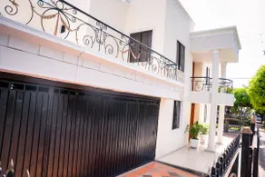 Incredible White House (Entire House) - Image 5