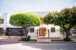 Incredible White House (Entire House) - Image 4