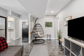 Clean 2B Canadian Cottage Suite in the City - Image 4