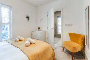 Hertfordshire's Luxury House - Image 2