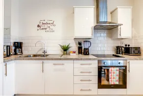 Hertfordshire's Luxury House - Image 3