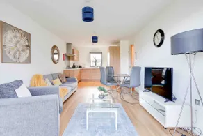 Modern Brentwood 2‑Bed, 2‑Bath Apartment & Parking - Image 4