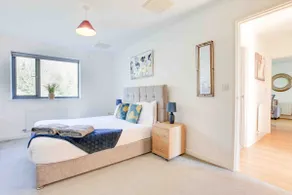 Modern Brentwood 2‑Bed, 2‑Bath Apartment & Parking - Image 5
