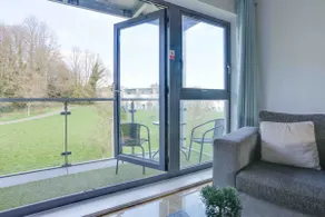 Modern Brentwood 2‑Bed, 2‑Bath Apartment & Parking - Image 3