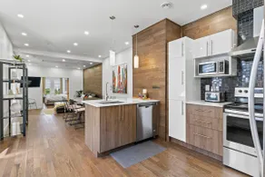 3 bedrooms/DT/King bed/Parking/steps to Metro/ - Image 2
