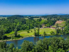 Log Home  on the Saintiam River in Albany,  Oregon - Image 5