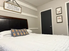 The Local Yokel | Cozy 1 BR Apartment + Wi-Fi & Parking - Image 5