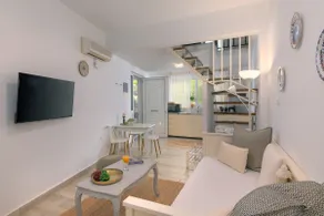 Private Yard, near Old Town, Prime Location - Image 3