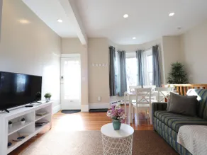 10 min Logan Airport- 2 Bed/2 Bath, Sleep 5 - Image 2