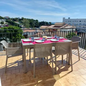 Penthouse with a big terrace, next to the beach - Image 2