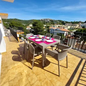 Penthouse with a big terrace, next to the beach - Image 4