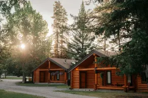 Deluxe One Bedroom Log Cabin - Image 2