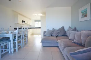 Beachside, sea views & balcony - Image 4