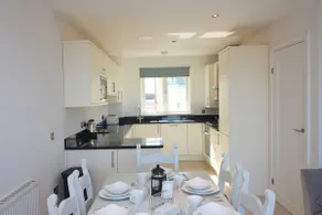 Beachside, sea views & balcony - Image 3