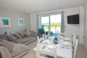 Beachside, sea views & balcony - Image 2