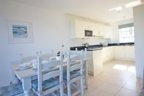 Beachside, sea views & balcony - Image 5