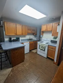 All Brick Retreat! Cozy 2 bedroom home. Near parks - Image 5