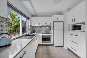 Central, modern, clean and amazingly awesome! - Image 5