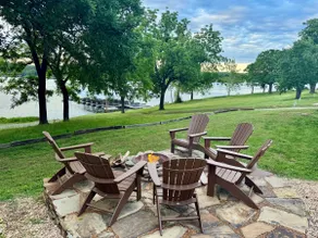 Views! Lakefront, fire pit, pool, quiet escape - Image 3