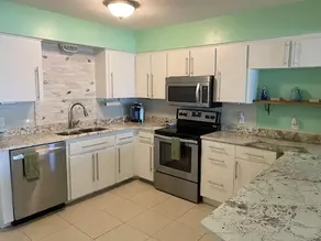 Pristine Tropical Getaway Townhouse Across Street from the Beach! - Image 3