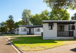 Deluxe 2 Bedroom Cottage - Lake Hume Resort - Image 5