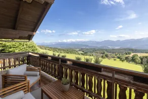 Panoramic vacation home with hot tub and garden - Image 2