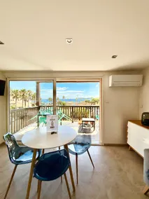 Beachfront apartment with views of St-Tropez - Image 2