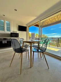 Beachfront apartment with views of St-Tropez - Image 3