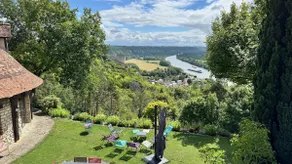 Le Paradis de Lucile - Vue de rêve - La Roche Guyon - Paris 1h - Giverny 10 mn - 12 personnes - 5 chambres - 3 sdb - pétanque - babyfoot - balançoires - ping pong - tennis- cuisine ultra équipée - borne électrique - Image 2