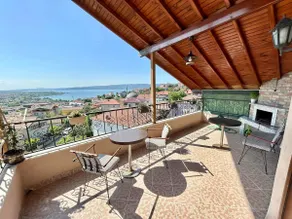 Private 6-bedroom villa overlooking the lake in Spanga - Image 5