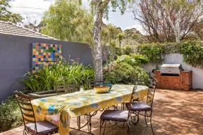 Le Souef Retreat - Pet-Friendly Escape w Cosy Fire - Image 5
