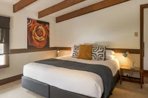 Le Souef Retreat - Pet-Friendly Escape w Cosy Fire - Image 2