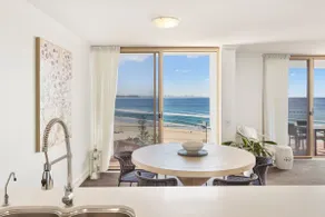 Kirra Penthouse, Stunning Views, 2BR Parking, Pool - Image 4