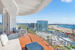 Kirra Penthouse, Stunning Views, 2BR Parking, Pool - Image 2