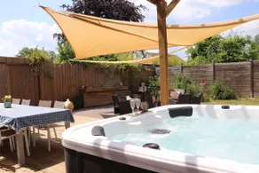 The Herbalist's Pavilion: 14p, garden, jacuzzi - Image 2