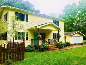 Devil's Lake Cottage - Family Friendly a block from State Park Entrance! Skiing - Image 2