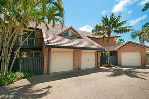 Bayside Court- Central Townhouse, Pool, 3 Bedroom - Image 3